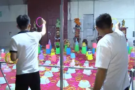 62秒丨记者体验济南环联夜市套圈 网红摊主变身成主播直播卖货两不误图片