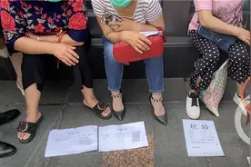 单身狗们争点气吧！洪崖洞“父母相亲角”又开启了，看爹妈急的图片