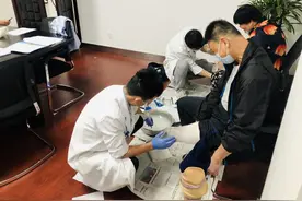 辅具助残！新区为残疾人免费验配假肢图片