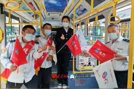 青岛公交12路变身“旅游车厢”，带乘客感受“诗和远方”图片
