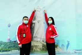 携手援鄂52天，厦门“90后”护士夫妻入选全国抗疫最美家庭图片
