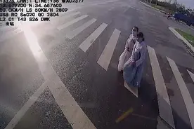 暖心！汉服女孩施“万福礼”感谢公交车礼让 郑州司机抱拳回礼图片
