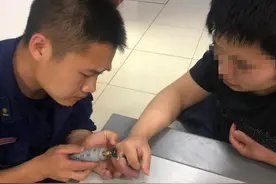 男子手指被戒指卡牢充血肿胀，凌晨“冲进”消防队求助图片