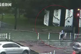 上学途中遇四岁女童哭着找妈妈 他们的举动让人暖心图片