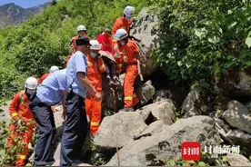 女子攀九峰山坠崖 救助及时暂无生命危险图片