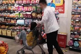 女子蜷坐购物车内逛超市，市民吐槽：不太雅观图片
