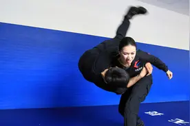 不仅颜值高，擒拿格斗也不输男性！女空保是这样炼成的图片