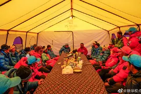 珠峰峰顶长啥样？只有你家客厅那么大，温度低至零下40度图片