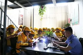 玉屏交警对话外卖小哥图片