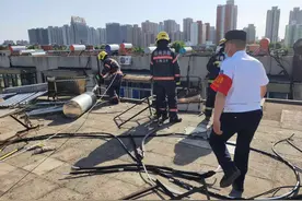 楼顶太阳能热水器被大风刮到边沿摇摇欲坠，多亏他们赶来化险为夷图片