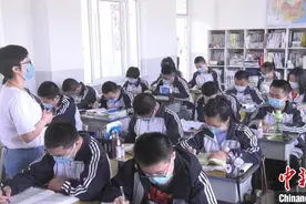 高考倒计时50天：新疆学子笔记本变绘画本 温故更有兴趣图片