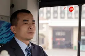 小孩被食物卡住喉咙 危急时刻 车长这个动作救了一命图片