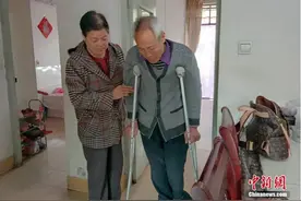 “教坛保尔”高位截瘫却在山村执教几十年，她是他背后的女人……图片