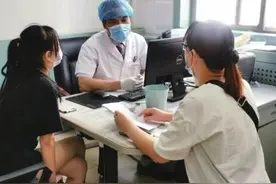 觉得哪儿都有病毒 女孩反复洗手洗出强迫症图片