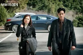 《夫妻的世界》落幕时，留下数不清的鸡毛图片