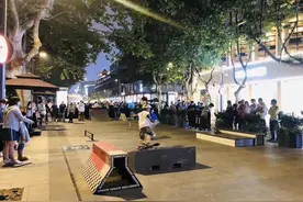 湖滨步行街上新添了个酷玩滑板场，一开放就引来高人气图片
