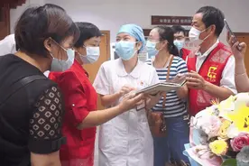 喜提偶像签名CD，90后女护师笑得像个孩子：最好的生日礼物图片