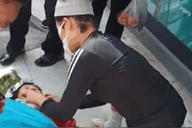 阅兵“女神”街头一跪感动千万人！小姐姐事后却哭了图片