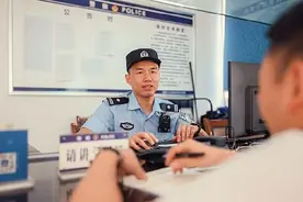 女子轻生欲跳楼 他硬是将该女子从窗台边拉回房间……图片