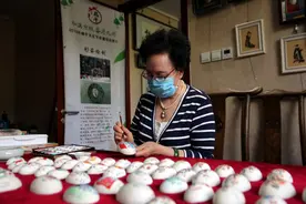 老党员绘制彩蛋65枚，记录战疫暖心瞬间图片