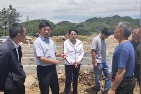 罗世雄到富源县检查生猪规模养殖小区建设推进情况图片