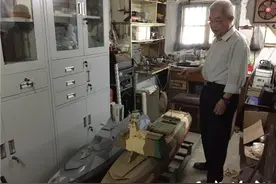 78岁“老顽童”车库里造出遥控古帆船图片