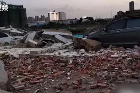 漯河大风刮倒一面墙，一路人被砸，附近居民称，早已闲置，疑地基松软导致视频封面