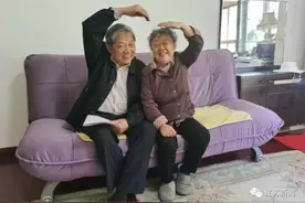 真·神仙眷侣！79岁教授30多年陪患病妻子走遍千山万水：我永远爱你图片