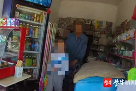 上学迟到不敢进校门，孩子谎称头疼躲在校旁店铺内“熬时间”图片