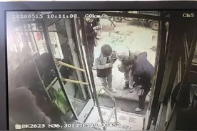 青岛120路驾驶员林春华：暖心帮助坐轮椅老人上公交车图片