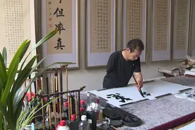39秒丨日照莒县：独臂农民苦练30年左手书法 成为国家一级书法师图片