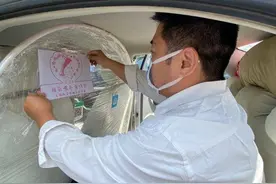 关爱新手妈妈，青岛部分出租车上配哺乳罩图片