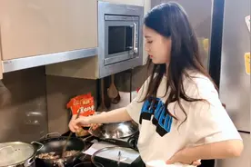 林允炒受潮瓜子秀厨艺 骄傲自夸：叫我节俭小能手图片