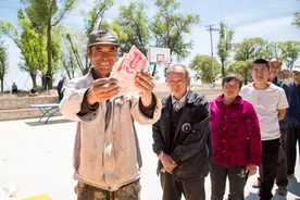 暖闻丨陕西一村给村民每人发千元疫情补贴，共四十多万元图片