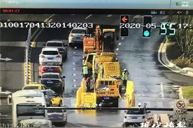 刚刚！铁心桥大街龙翔路路口水管爆裂，有条件车辆绕行图片