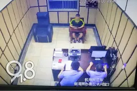 杭州小伙浴场泡澡，总会少几百块钱，手机放包里竟拍下这样一幕图片