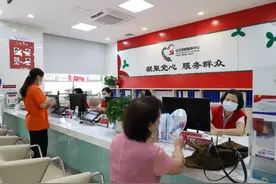 深圳医保窗口经办业务进驻12个社区，“家门口办医保”再近一步图片