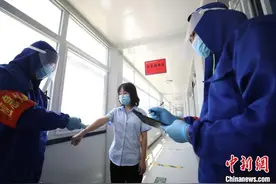 北京轨道交通施工现场举办疫情防控应急演练图片