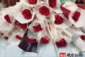 巧手“95后”服务员制作缎带玫瑰花，520帮餐厅“省钱”促销图片