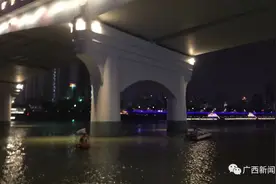 刚刚，南宁邕江一桥底又一人溺水失踪，搜救进行中图片