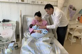 长妇幼喜迎第10000例水中分娩宝宝图片