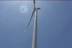 工人被困百米高空"大风车" ，获救后一个动作瞬间泪崩图片