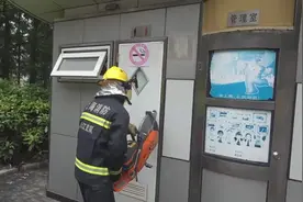 尴尬！大热天，公厕门锁失灵困住男子，消防员动用无齿锯救援……图片
