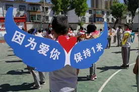 太原小学生戴一米长翅膀返校，校长称系向白衣天使致敬及保持距离图片