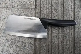 凌晨4点多，40楼飞出一把菜刀，砍伤楼下170万的路虎车图片