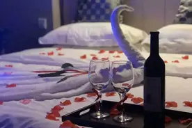 「视频」吃小龙虾庆祝520，小情侣迫不及待走出家门要过浪漫节图片