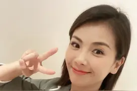 刘涛兑现承诺 直播间内表演倒立动作轻松自如图片