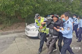 紧急！出租车内一男子手持匕首，情绪激动...民警果断出手了图片