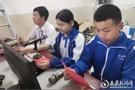 湖南师大思沁新化实验学校“校园之声”广播站顺利开播图片