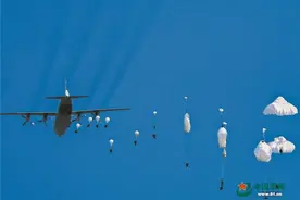 拂晓，尖兵从天而降——空降兵某旅开展武装集群跳伞训练写真图片